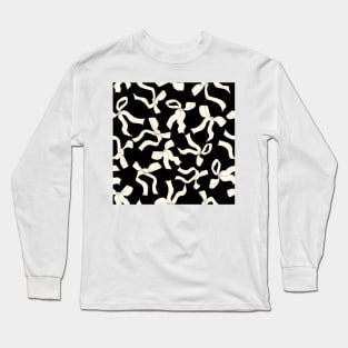 Coquette cream beige bows on a black background pattern Long Sleeve T-Shirt